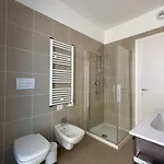 Casa Bianca - Metro E Stazione Sotto Casa Bed & Breakfast