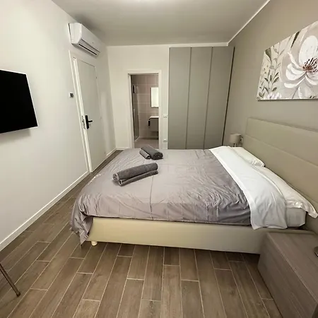 Casa Bianca - Metro E Stazione Sotto Casa Bed & Breakfast