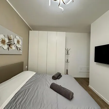 Bed & Breakfast Casa Bianca - Metro E Stazione Sotto Casa Milaan